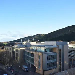 Apartment Holyrood Park - Carparking Included!